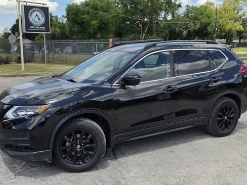 Used 2017 Nissan Rogue SV FWD image 2