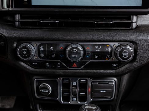 Used 2025 Jeep Wrangler Sport S image 26