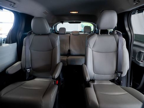 Used 2025 Toyota Sienna XLE image 41