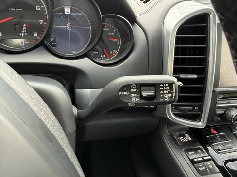 Used 2014 Porsche Cayenne Platinum Edition image 29