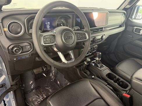 Used 2024 Jeep Wrangler Unlimited Sahara w/ Technology Group AWD/4WD image 15