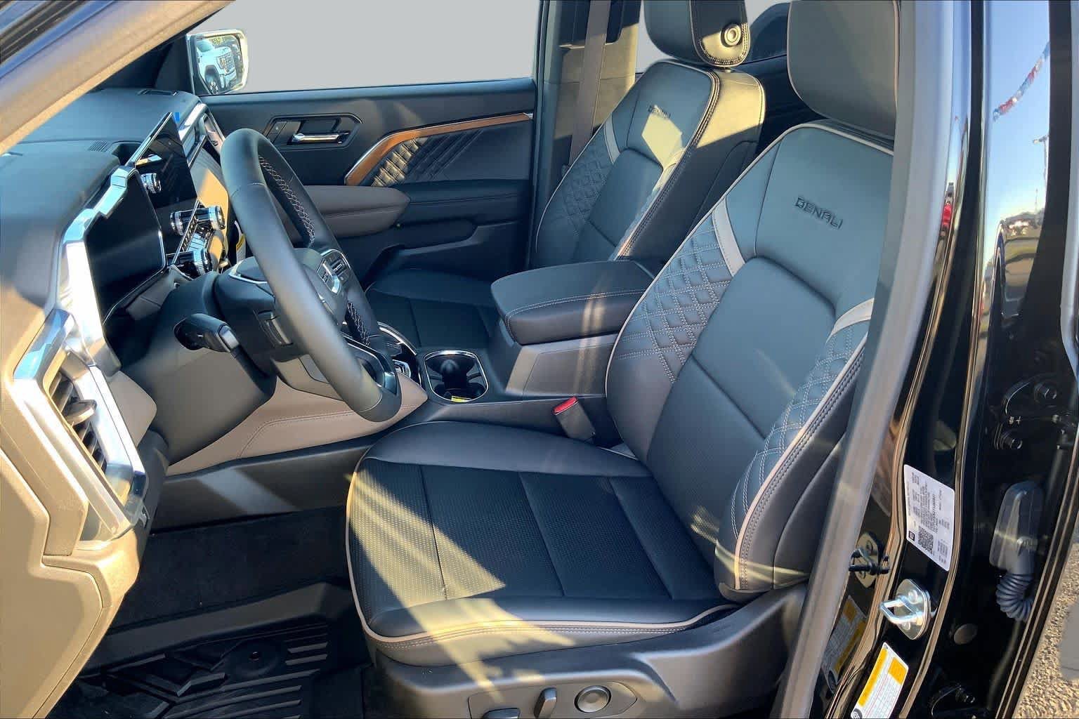 New 2026 GMC Canyon Denali w/ LPO, Denali Black Edition AWD/4WD image 8