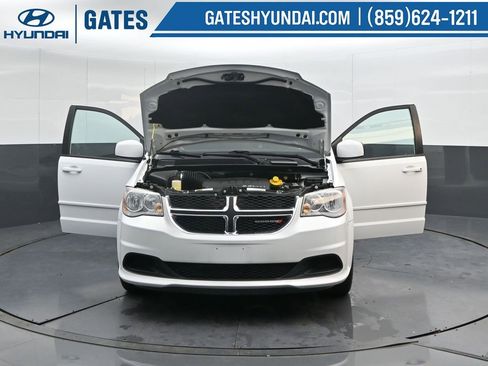Used 2016 Dodge Grand Caravan SE image 46