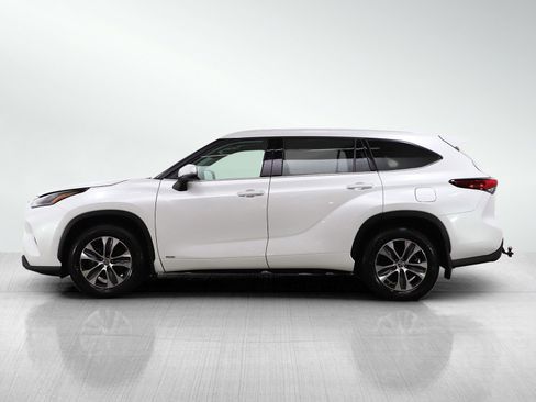 Used 2022 Toyota Highlander XLE image 2