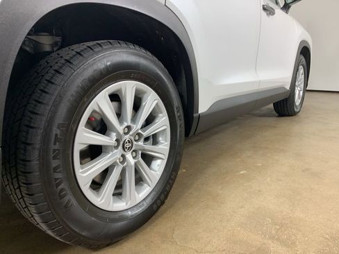 Used 2024 Toyota Grand Highlander AWD image 9