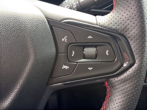 Used 2025 Chevrolet Trax RS w/ Sunroof Package FWD image 19