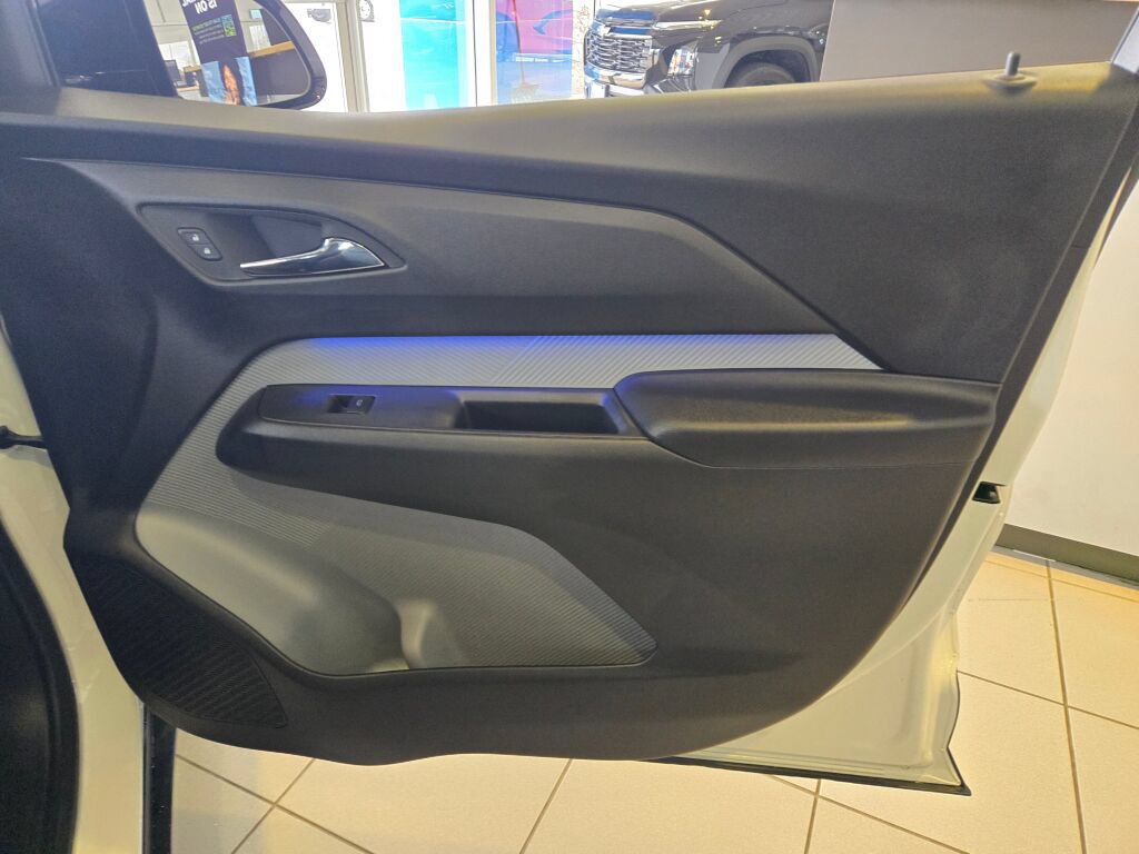 Used 2027 Chevrolet Bolt RS FWD image 6