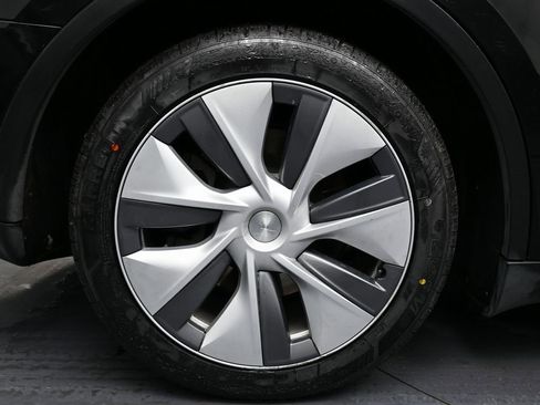 Used 2023 Tesla Model Y Long Range image 12