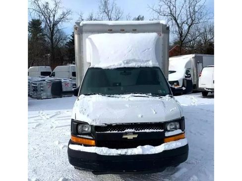 Used 2016 Chevrolet Express 3500 image 2