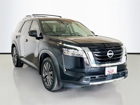 Used 2024 Nissan Pathfinder SL w/ SL Premium Package image 3