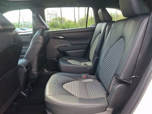 Used 2022 Toyota Highlander XSE FWD image 12
