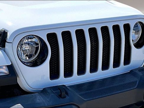 Used 2022 Jeep Wrangler Unlimited Sahara AWD/4WD image 28
