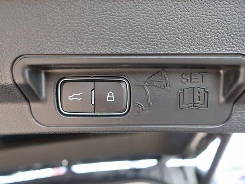 Used 2023 Ford Explorer Limited AWD/4WD image 18