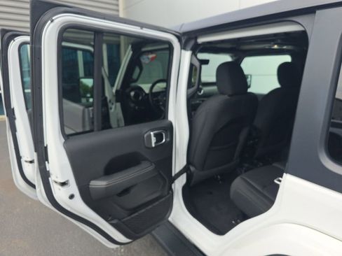 Used 2021 Jeep Wrangler Unlimited Sahara w/ Uconnect 4C Nav & Sound Group AWD/4WD image 27