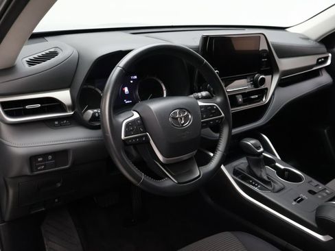 Certified 2025 Toyota Highlander LE image 15