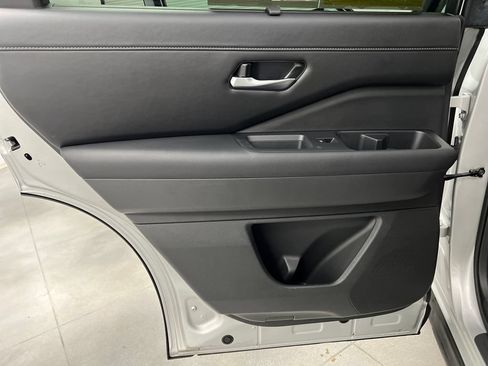 Used 2025 Nissan Pathfinder SL FWD image 19