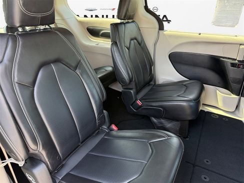 Certified 2023 Chrysler Pacifica Touring-L image 16