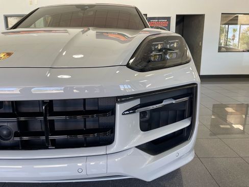 Used 2025 Porsche Cayenne GTS AWD/4WD image 10