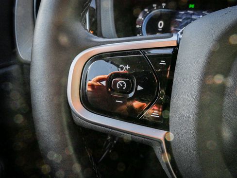 Used 2025 Volvo XC60 B5 Plus image 19