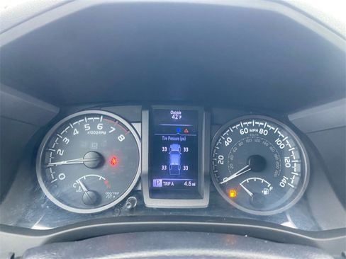 Used 2017 Toyota Tacoma TRD Sport w/ Tow Package (A/T) image 16