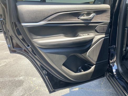 Used 2023 Jeep Grand Cherokee Limited w/ Black Appearance Package image 19