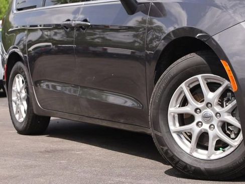 Used 2023 Chrysler Voyager LX FWD image 3