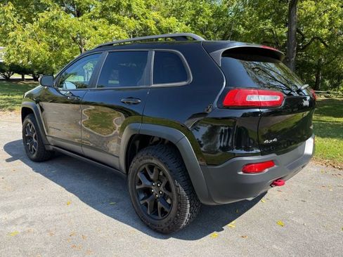 Used 2017 Jeep Cherokee Trailhawk w/ Cold Weather Group AWD/4WD image 9