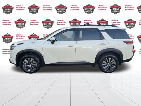 Used 2022 Nissan Pathfinder SV image 2