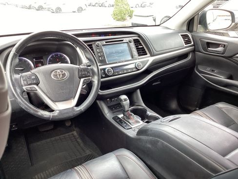 Used 2019 Toyota Highlander SE FWD image 15