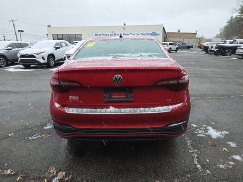 Used 2024 Volkswagen Jetta SE image 4