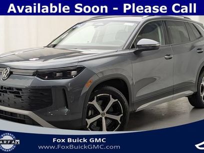 Used 2025 Volkswagen Tiguan SE w/ Panoramic Sunroof Package