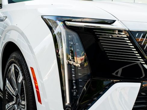 Used 2025 Cadillac Escalade IQ Luxury 2 w/ LPO, Premium Carpet Package AWD/4WD image 7