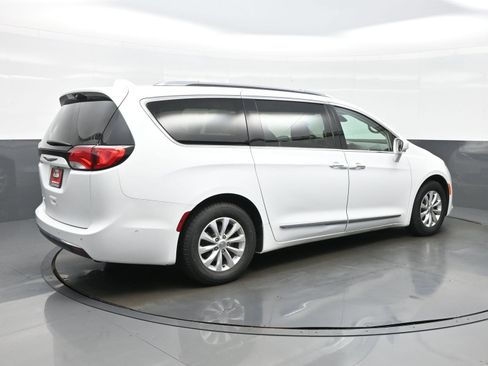 Used 2018 Chrysler Pacifica Touring-L Plus w/ Advanced Safetytec Group FWD image 6