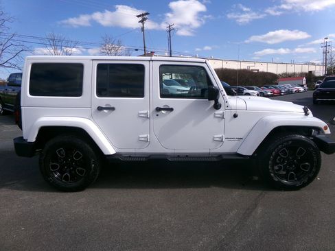 Used 2018 Jeep Wrangler Unlimited Sahara image 2