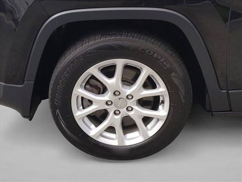 Used 2016 Jeep Cherokee Sport FWD image 22
