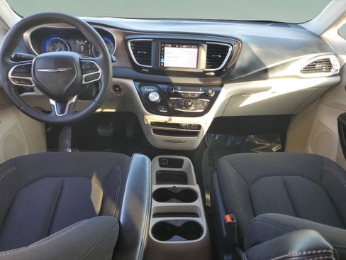 Used 2023 Chrysler Voyager LX image 11