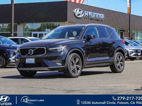Used 2023 Volvo XC40 B5 Core AWD/4WD image 1