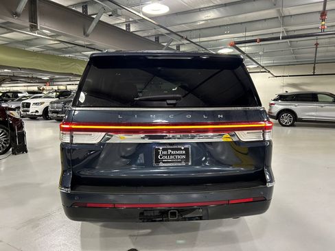 Used 2024 Lincoln Navigator Reserve image 3