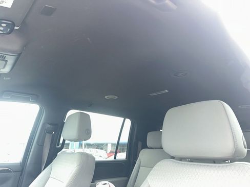 Used 2022 GMC Yukon XL SLE w/ Gmc Pro Safety Plus Package image 7