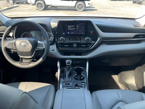 Used 2024 Toyota Highlander XLE AWD/4WD image 8