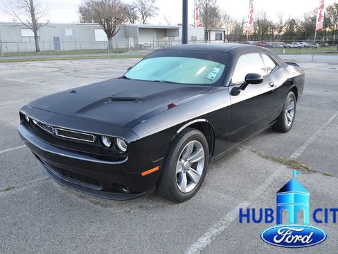Used 2019 Dodge Challenger SXT image 1