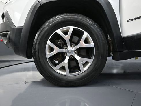 Used 2015 Jeep Cherokee Trailhawk AWD/4WD image 16