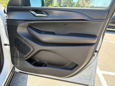 Used 2025 Jeep Grand Cherokee L Altitude RWD image 14
