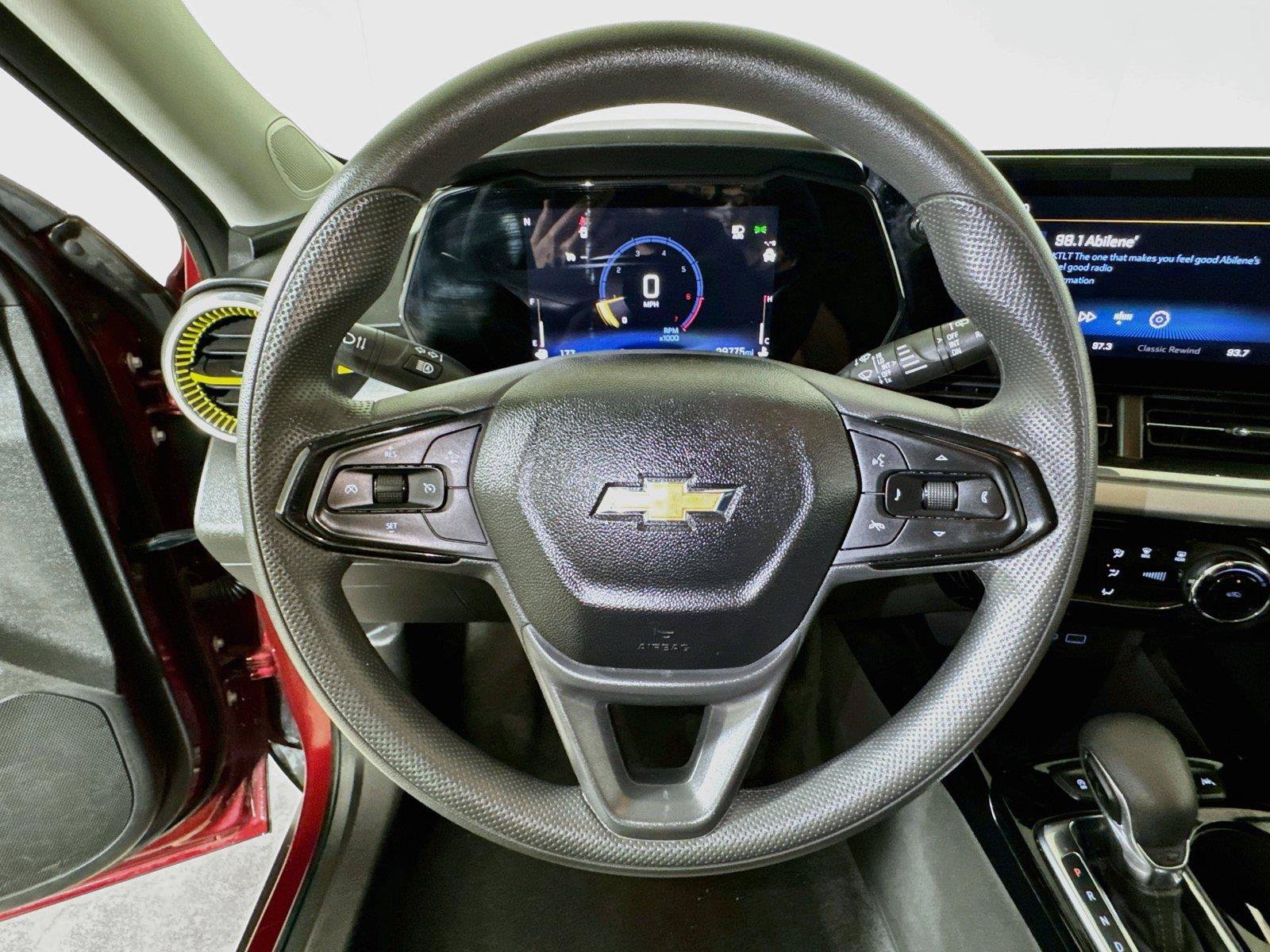 Used 2025 Chevrolet Trax LT FWD image 9