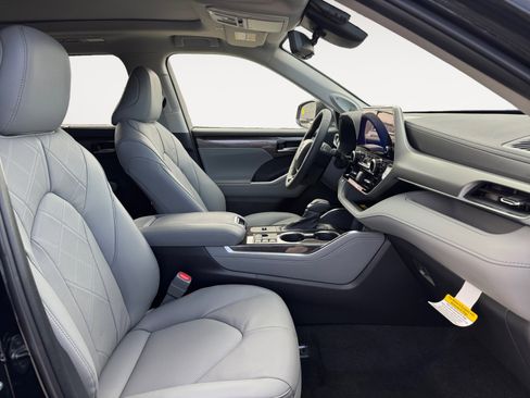 New 2026 Toyota Highlander Platinum AWD/4WD image 16