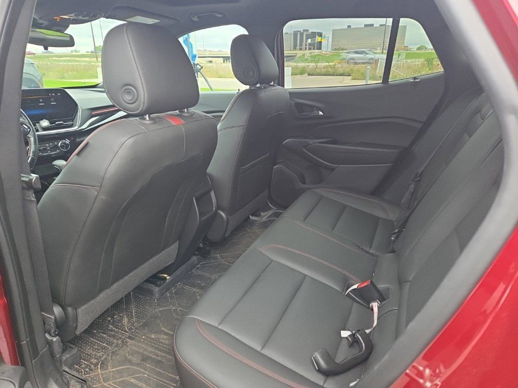 Used 2024 Chevrolet Trax RS w/ Sunroof Package FWD image 14