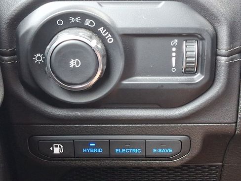 Used 2025 Jeep Wrangler Unlimited Sahara AWD/4WD image 27