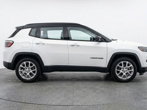 Used 2025 Jeep Compass Limited image 11