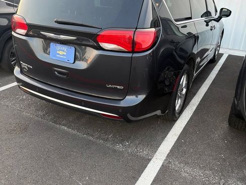 Used 2020 Chrysler Pacifica Limited FWD image 3