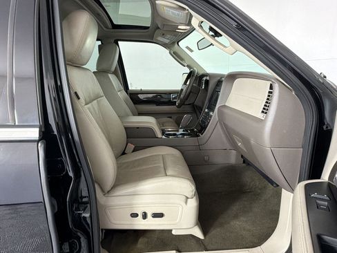 Used 2016 Lincoln Navigator Select RWD image 32